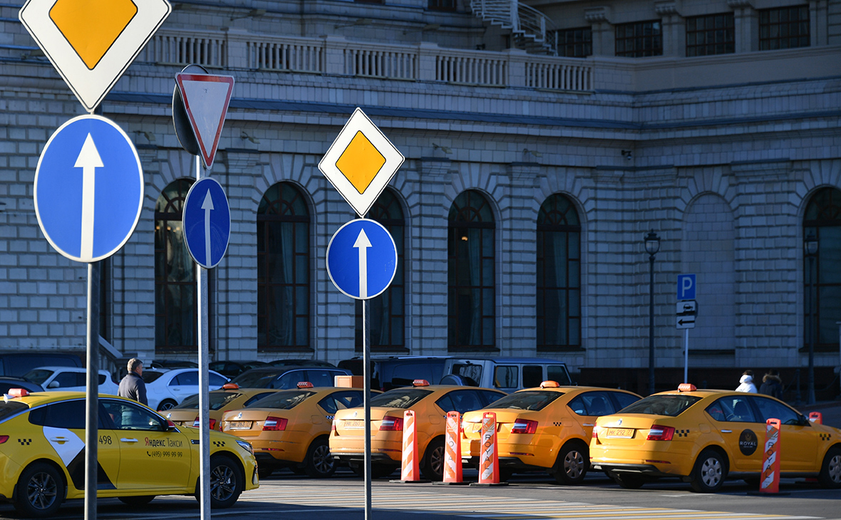 Эксперты сравнили стоимость такси и личной машины в России